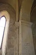 Mohutný přístěnný pilíř vítězného oblouku