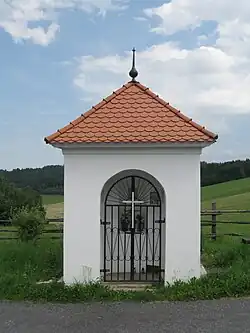 Kaplička na kraji Bohdašic, při silnici k Dlouhé Vsi u odbočky k samotě Stupna