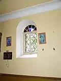 Okno a část křížové cesty