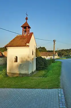 Kaple na křižovatce uprostřed vsi