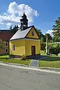 Kaple a kříž na návsi