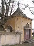 Jedna z kaplí u kostela