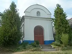 Ve Vinohradech se nachází kaplička ve stylu typickém pro Slovácko