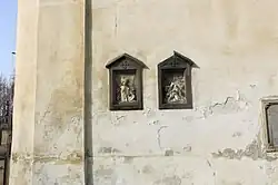 Zastavení křížové cesty na zdi kostela Nejsvětější Trojice