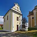 Kaplička u kostela