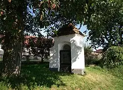 Kaplička v Březině u zemědělského areálu (Q36867488).jpg