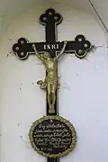 Detail křížku s nápisem