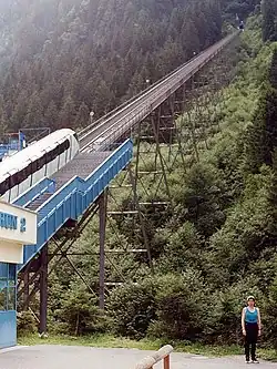 Jedna z vlakových souprav Gletscherbahn Kaprun 2 čekající v dolní stanici několik týdnů před požárem