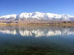 Pohled přes jezero Karakol na Kongur Jiubie (uprostřed) a Kongur (vpravo)