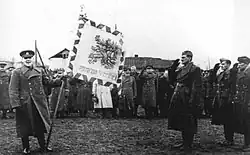 Generál Píka předává brigádní prapor veliteli pplk. Přikrylovi (Jefremov, 24. dubna 1944)