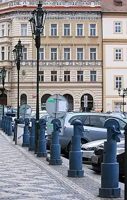 27 patníků (hlav českých „pánů“), Lichtenštejnský palác v Praze (1993–1995)