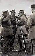Maršál Ferdinand Foch dekoruje generála Karla Voženílka Řádem důstojníka Čestné legie (květen 1926)