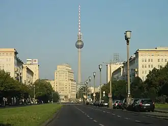 Karl-Marx-Allee, v pozadí televizní věž