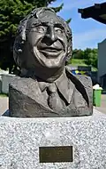 Busta Karla Deckera (1921–2005) před stadionem