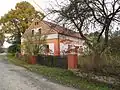 Dům obrostlý keři