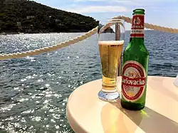 Sklenice piva s pivní sklenkou