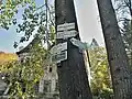Rozcestí turistických cest před lázeňským hotelem