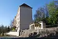 Pavilon pramene, v pozadí budova obchodní akademie, duben  2019