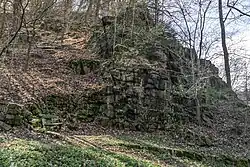 Skála se stopami pamětní desky foto 15. dubna 2020