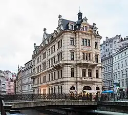 Pohled z přemostění nad řekou Teplou, v popředí Mlýnský most