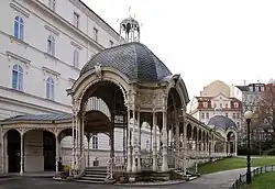 Sadová kolonáda, vlevo Vojenská lázeňská léčebna, 13. března 2019