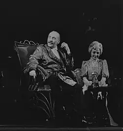 Miloš Kopecký a Karolina Slunéčková v divadelní hře Lištičky (1980)