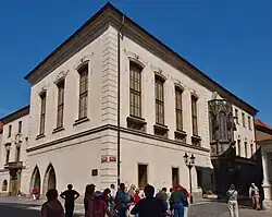 Karolinum, exteriér Velké auly s gotickým arkýřem z Ovocného trhu