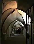 Gotický ambit v nádvoří Karolina