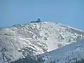 Sněžka (1602 m) – nejvyšší vrchol poblíž magistrály