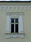 Detail okna v patře uličního průčelí