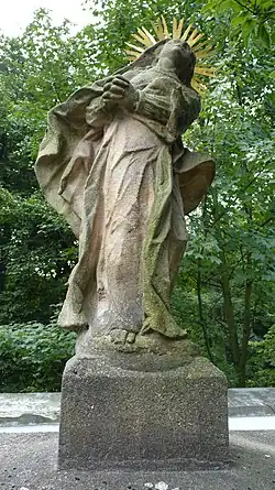 Karviná, socha Panny Marie v areálu kostela Povýšení sv. Kříže (1).JPG