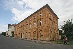 Kasárna - tzv. Důstojnický pavilon (Terezín), nám. Československé armády 215, Terezín.JPG