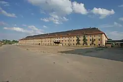 Kasárna tzv. Velká pěchotní (Jana Žižky z Trocnova) (Terezín), Komenského 225.JPG