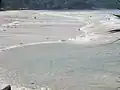 2. Počáteční ústup moře, obnažující mořské dno.
