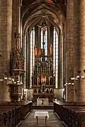 Presbytář chrámu sv. Bartoloměje v Plzni s novogotickým oltářem podle Mockerova návrhu