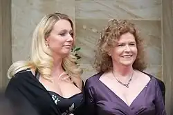 Eva Wagnerová-Pasquierová (P) a Katharina Wagnerová při zahájení Hudebních slavností v Bayreuthu 2009