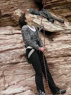 Katie Brown při jištění spolulezce na skalách v Red Rocku (2009)