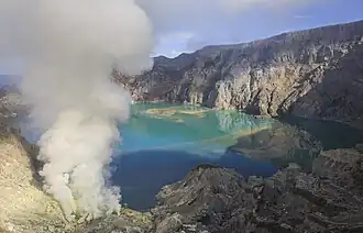 Jezero na dně kráteru s vysokým obsahem kyseliny sírové