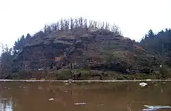 Kazínská skála, přes řeku (01).jpg