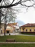 Hradní náměstí s kostelem v pozadí