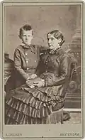 Carte-de-visite Kee Vos Strickerové s jejím synem, asi 1879/1880