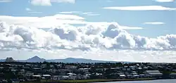 Pohled na Kópavogur, v pozadí Keilir