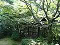 Rustikální brána zahrady u čajovny Keišun-in (桂春院)v areálu chrámu Mjóšindži (妙心寺) v Kjótu