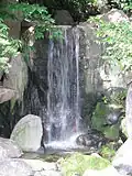Vodopád v Keitaku-en, zahradě u města Osaka.