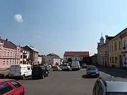 Náměstí v Kelči, východní stranu uzavírá radnice č.p. 5