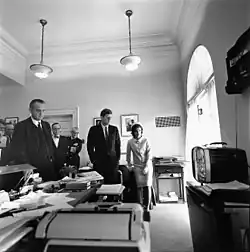 John F. Kennedy, Lyndon B. Johnson, Jacqueline Kennedy a další sledují let astronauta Alana Sheparda v televizi, 5. května 1961.