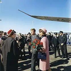 Prezident John F. Kennedy a Jacqueline Kennedyová dorazili na Love Field, Dallas, Texas. Kennedy byl téhož dne odpoledne zavražděn, 22. listopadu 1963.
