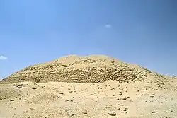 Pyramida v poušti, s rozpadlým nebo nedokončeným vrcholem