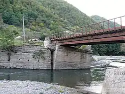 Záplavou stržený a znovu usazený most v Dapenili