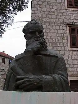 Busta P. Hektoroviće před jeho vilou Tvrdalj ve Starem Gradu